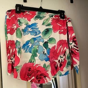 Flowered skort with zipper at waist and tie